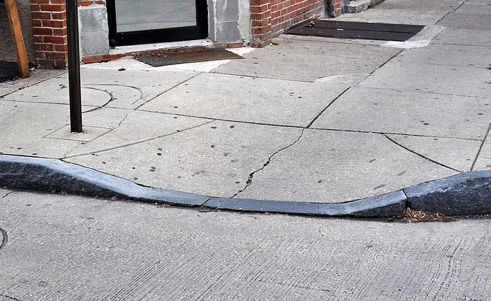 街景道路中的人行道斜坡。