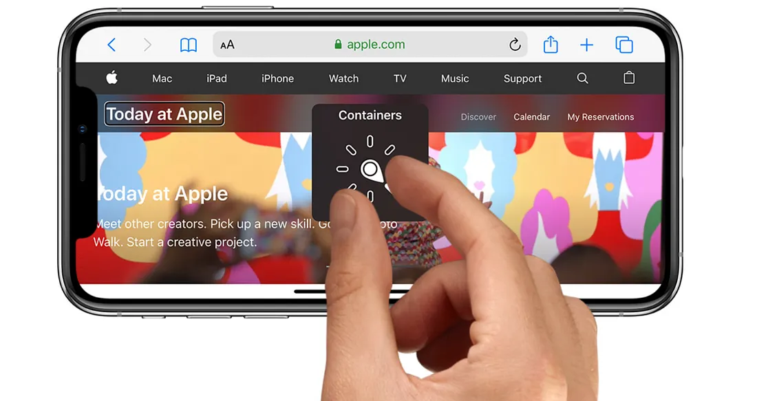 橫向擺放的 iOS 手機，透過大拇指與食指兩指在螢幕使用旁白內的轉輪。
